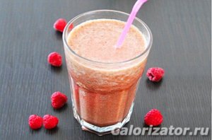 Коктейль с малиной, финиками и шпинатом