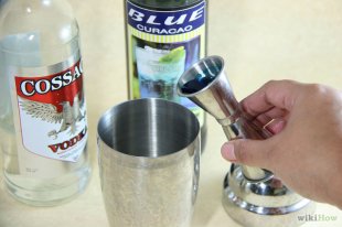 Изображение с названием Use a Martini Shaker Step 2