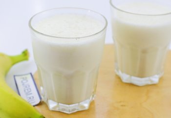 молочный банановый коктейль