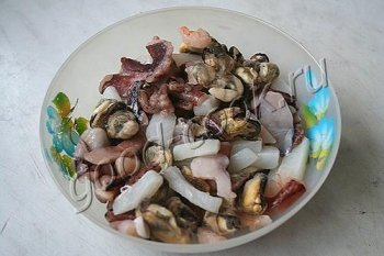 морепродукты,  запеченные в сливочном соусе