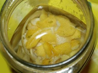 насыпаем мускатные орехи, сушеные апельсиновые корки, гвоздику и корицу. пошаговое фото этапа приготовления ликера Кюрасао Блю